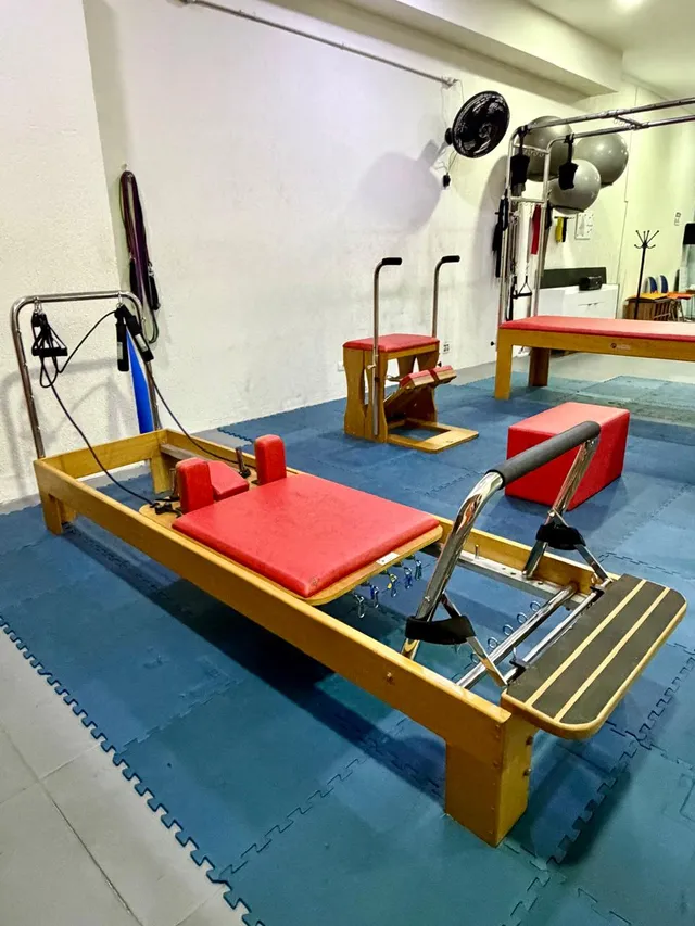 Sala de Pilates com aparelhos e luz natural do Espaço Iyasu